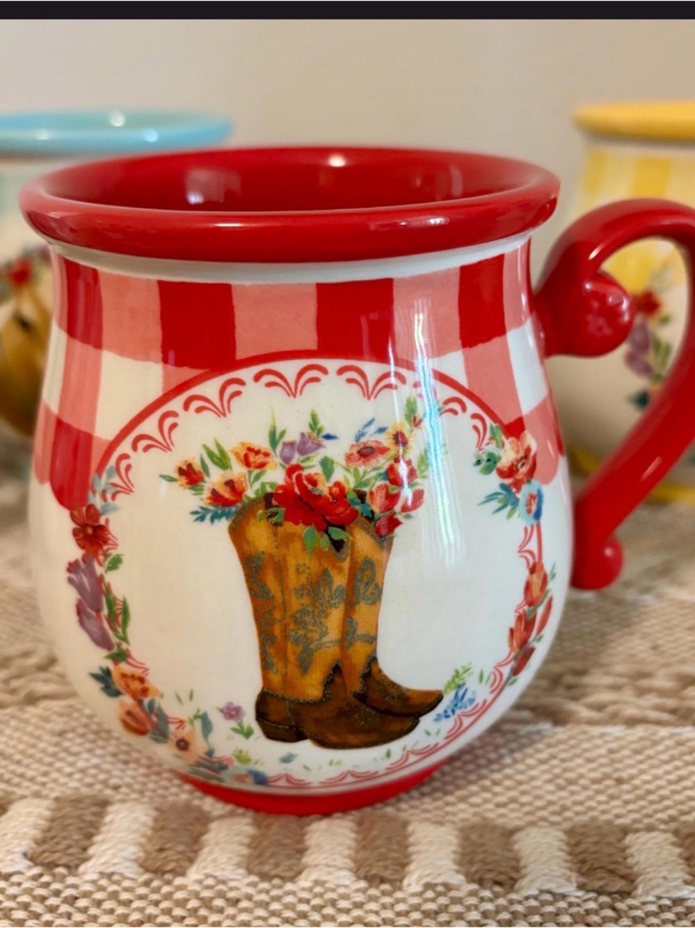 Pioneer Woman Chandelier Mug Tree and 4 Novelty Gingham Stoneware Mugs-5 Pieces - Picture 4 of 12